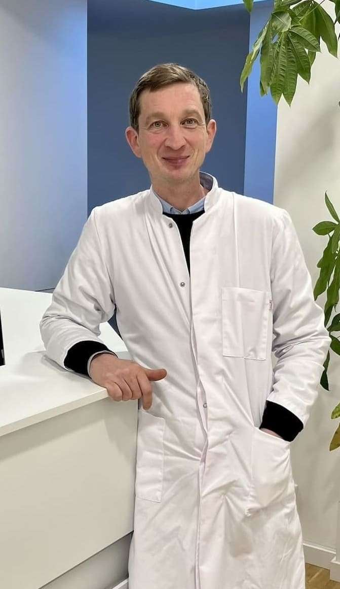 Foto von Dr. med. Kremer-Thum in seiner Schönheitschirurgie in Berlin