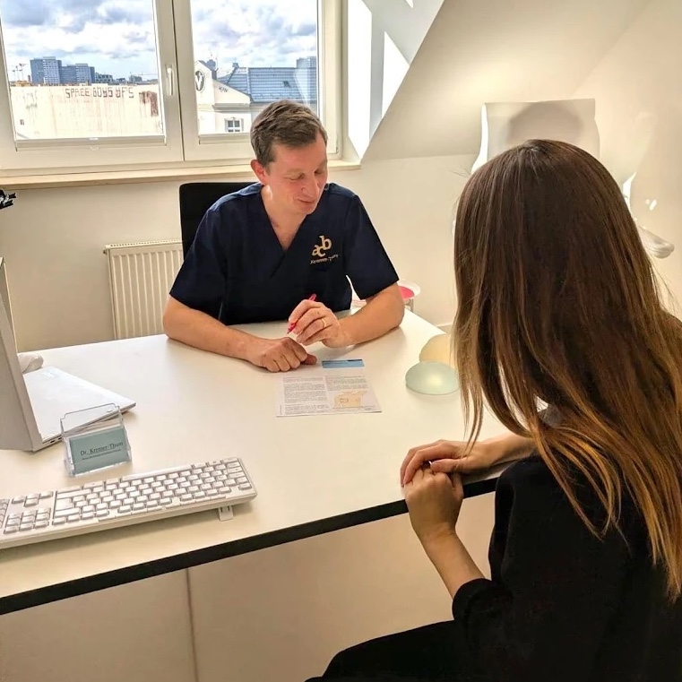 plastische-chirurgie-berlin-beratung-bei-dr-kremer-thum-berlin Dr. Kremer-Thum berät eine Patientin in seiner Schönheitschirurgie in Berlin-Friedrichshain